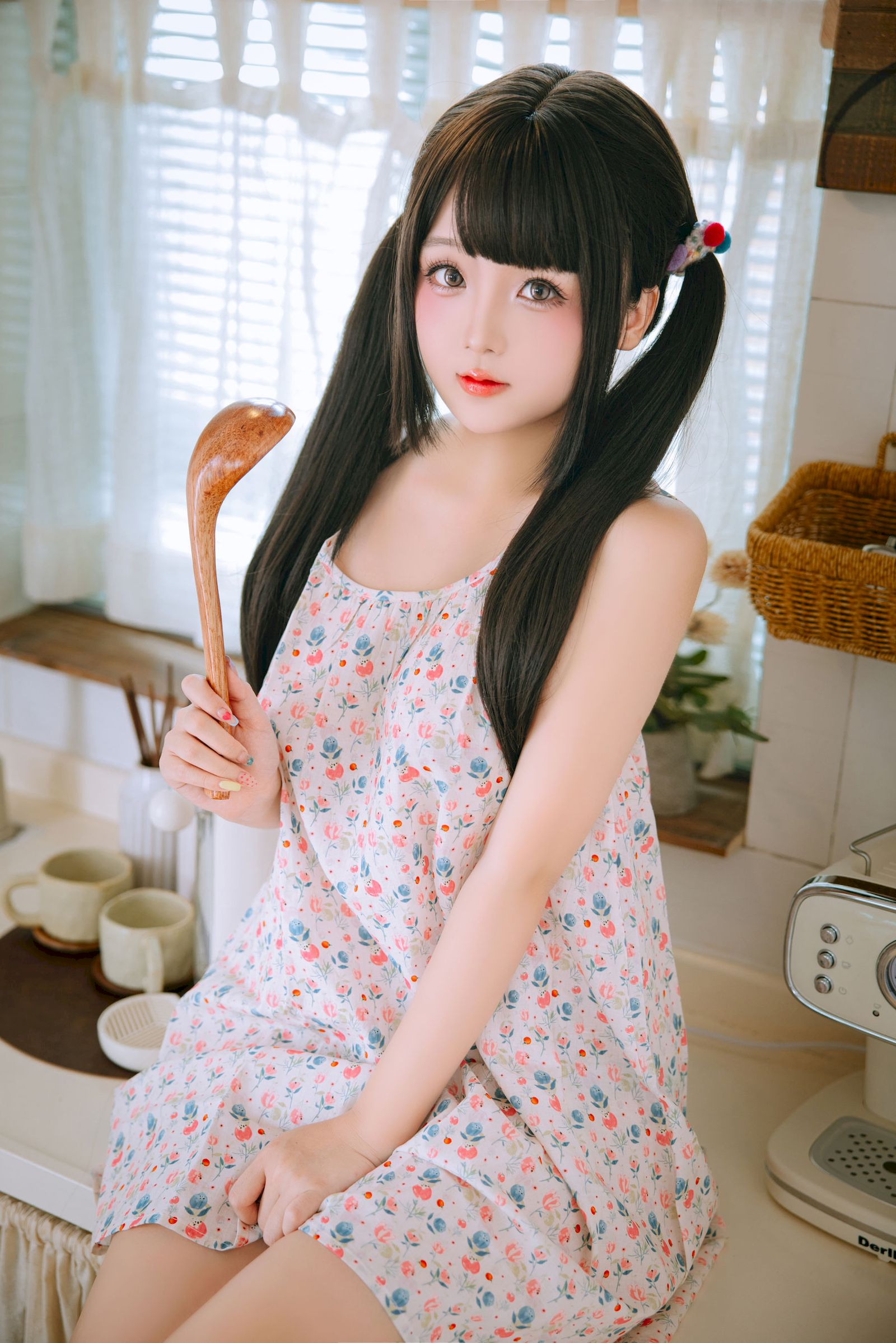 日奈娇双马尾碎花吊裙青春甜美裙装美图