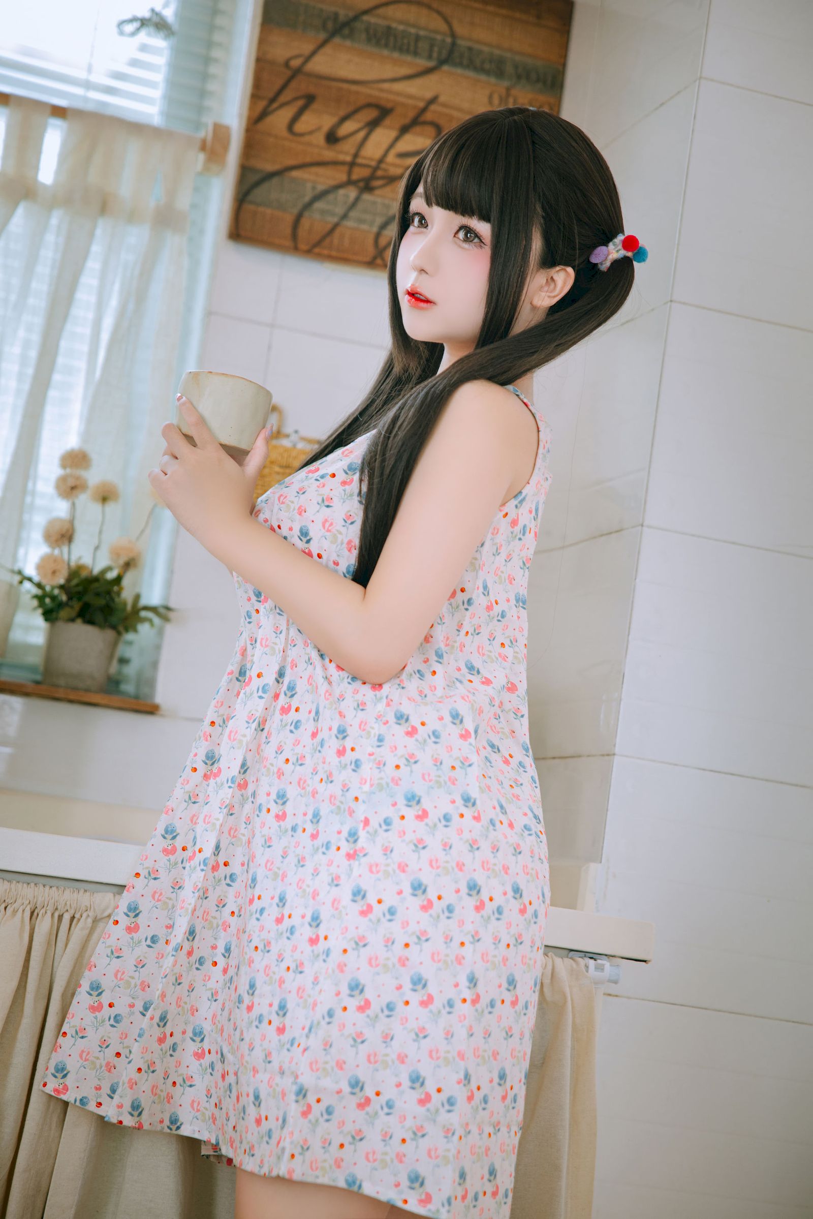 日奈娇双马尾碎花吊裙青春甜美裙装美图