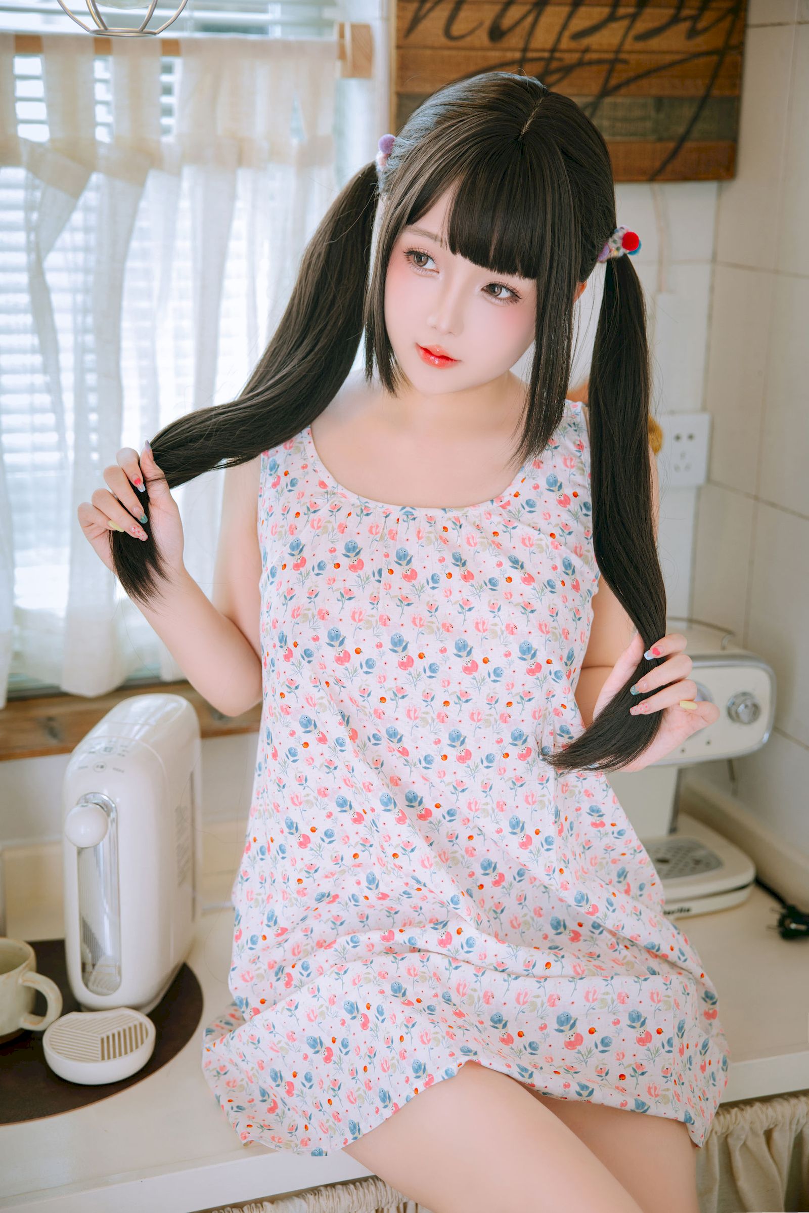 日奈娇双马尾碎花吊裙青春甜美裙装美图