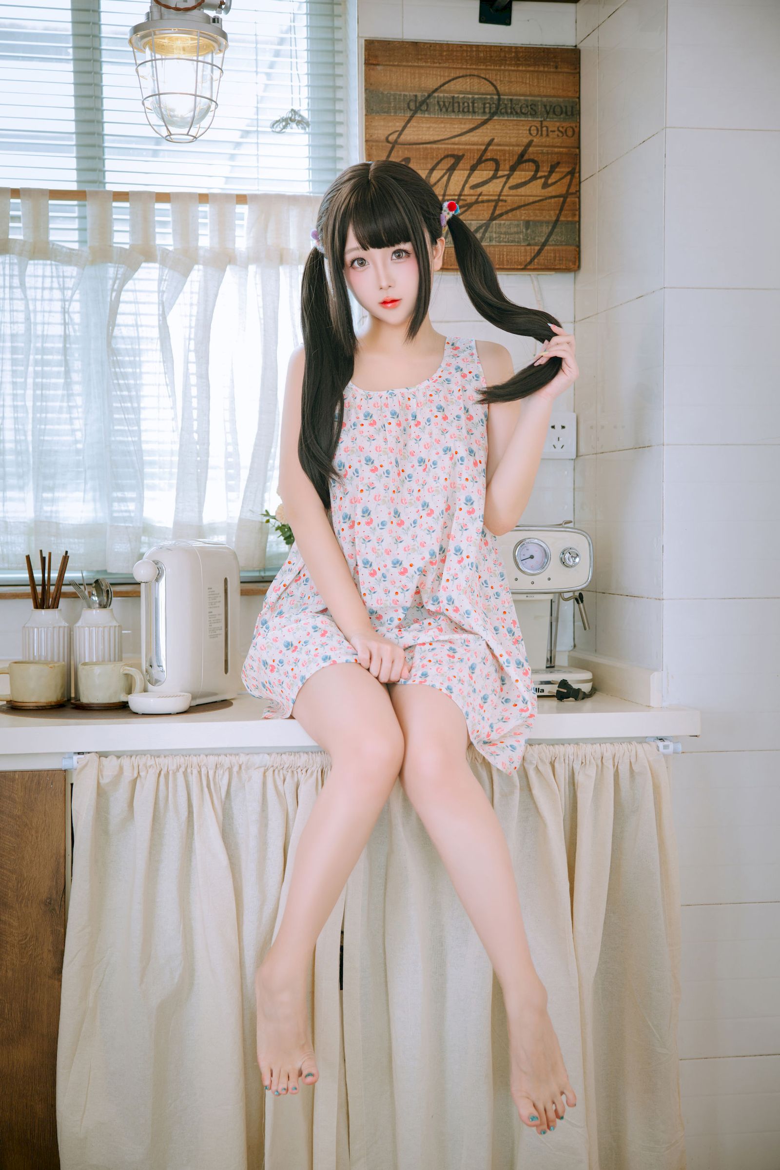 日奈娇双马尾碎花吊裙青春甜美裙装美图