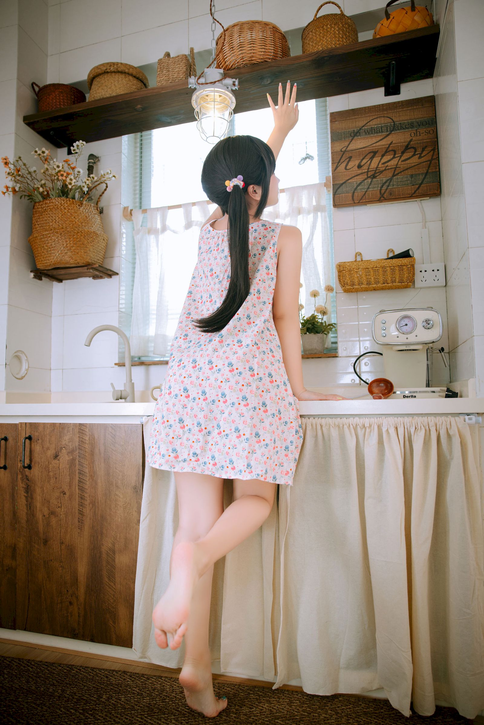 日奈娇双马尾碎花吊裙青春甜美裙装美图