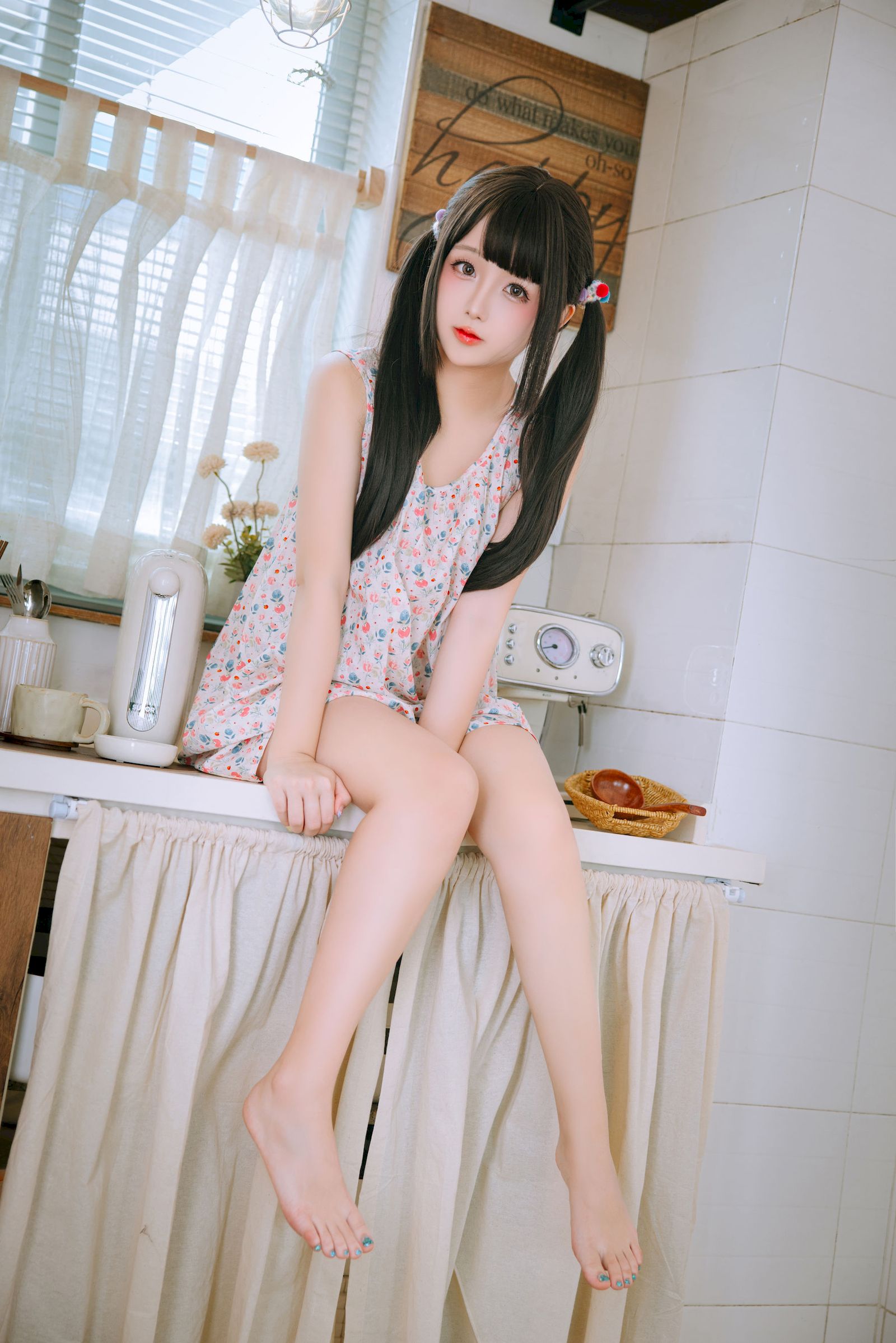 日奈娇双马尾碎花吊裙青春甜美裙装美图