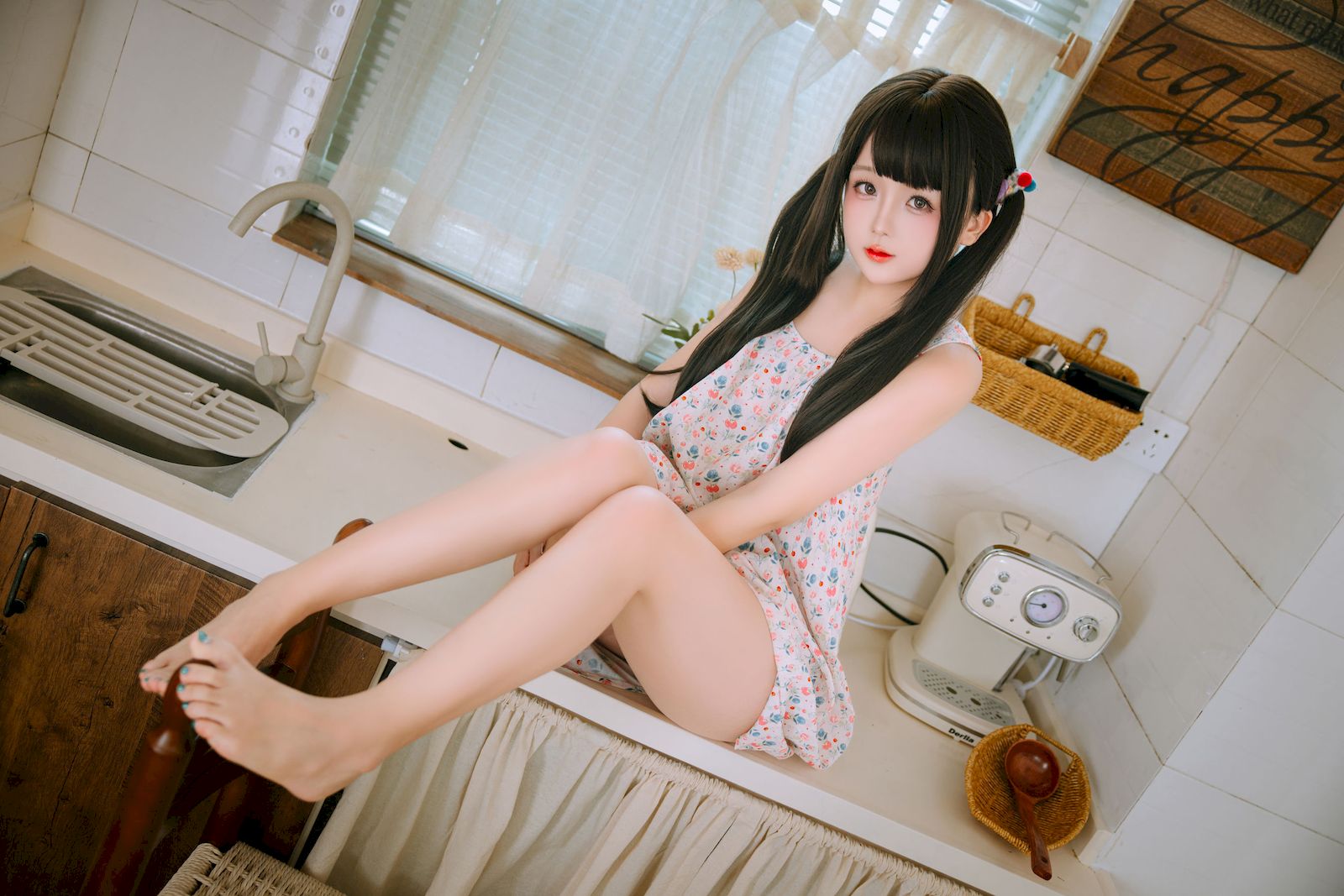 日奈娇双马尾碎花吊裙青春甜美裙装美图