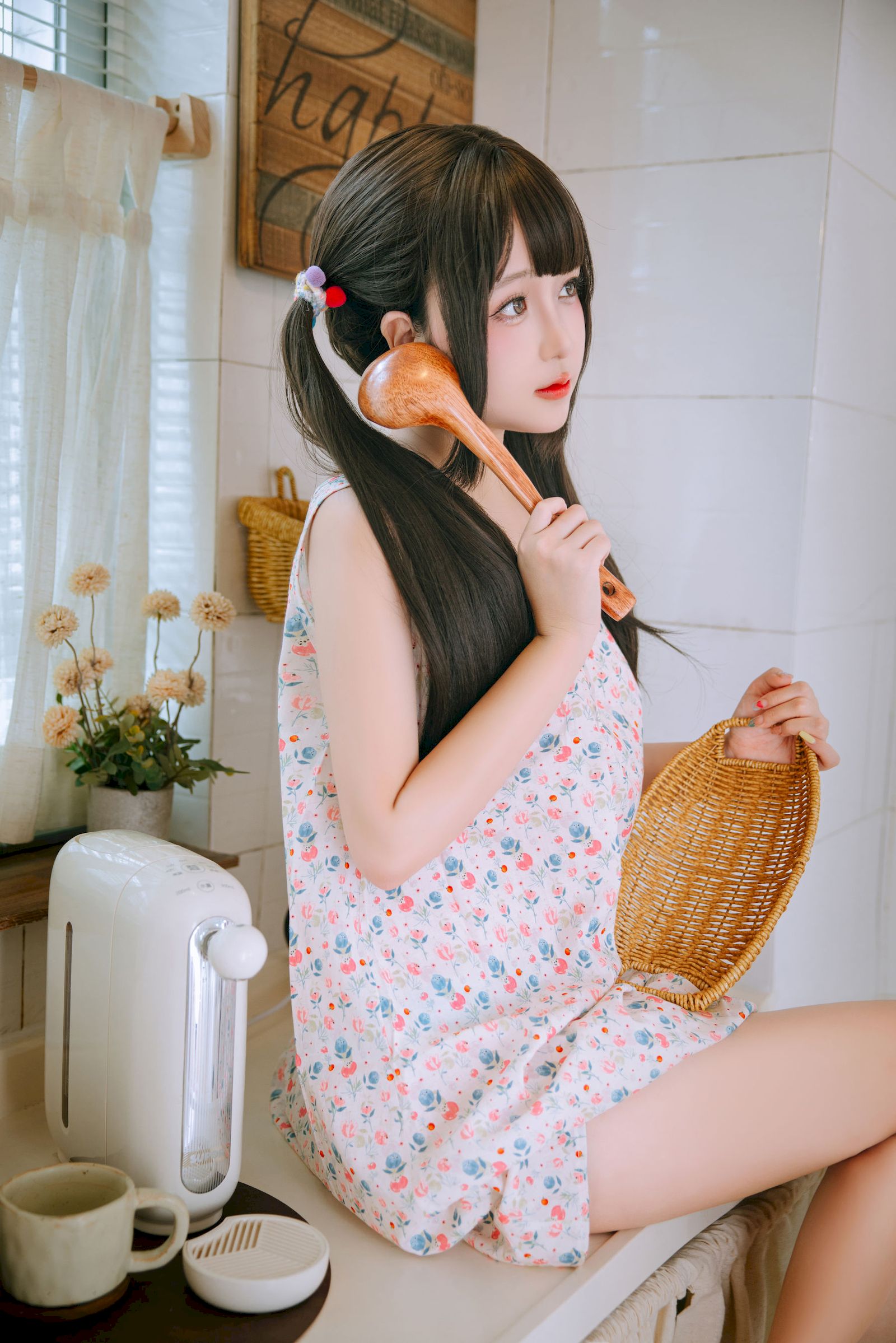 日奈娇双马尾碎花吊裙青春甜美裙装美图