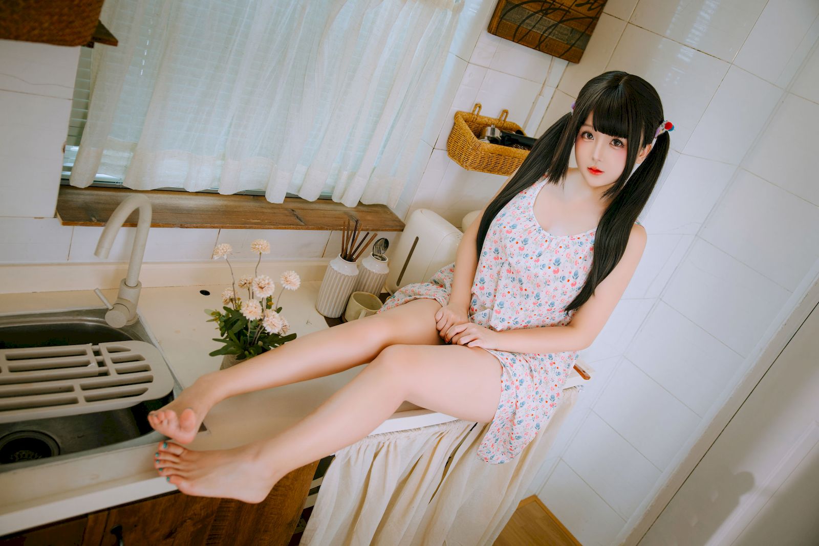 日奈娇双马尾碎花吊裙青春甜美裙装美图
