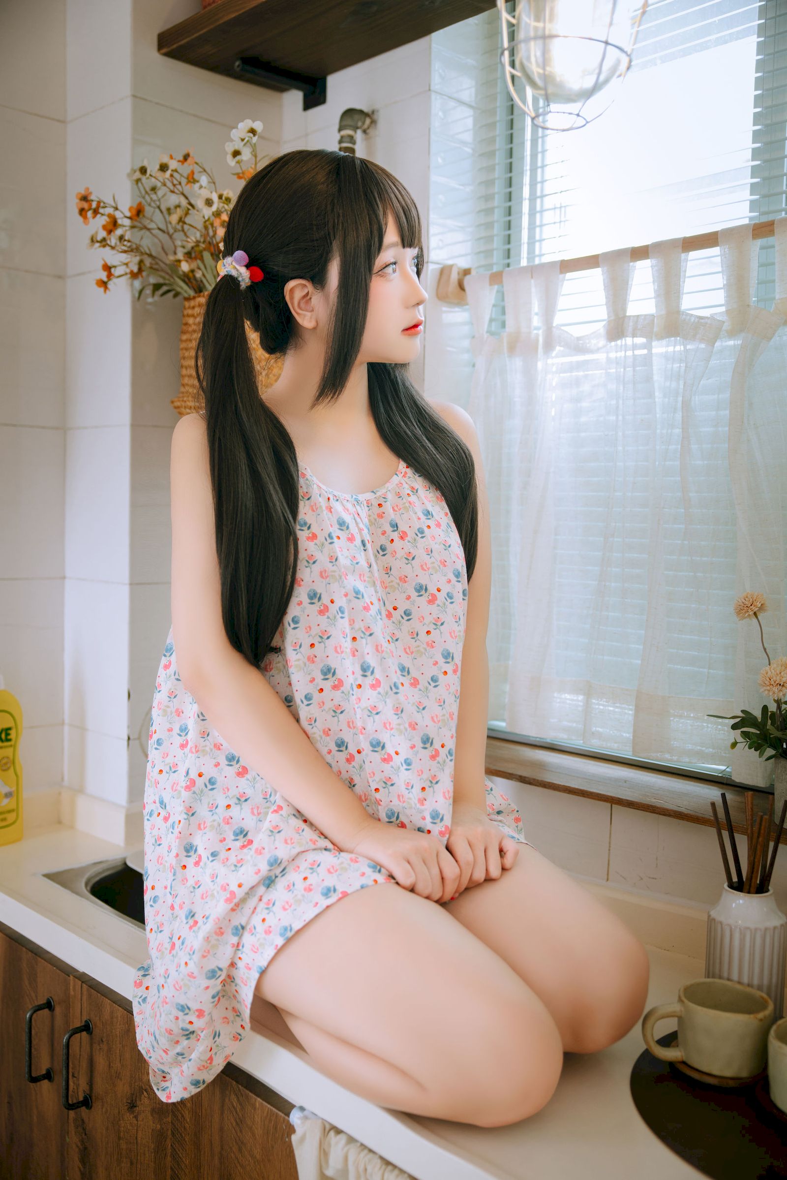 日奈娇双马尾碎花吊裙青春甜美裙装美图