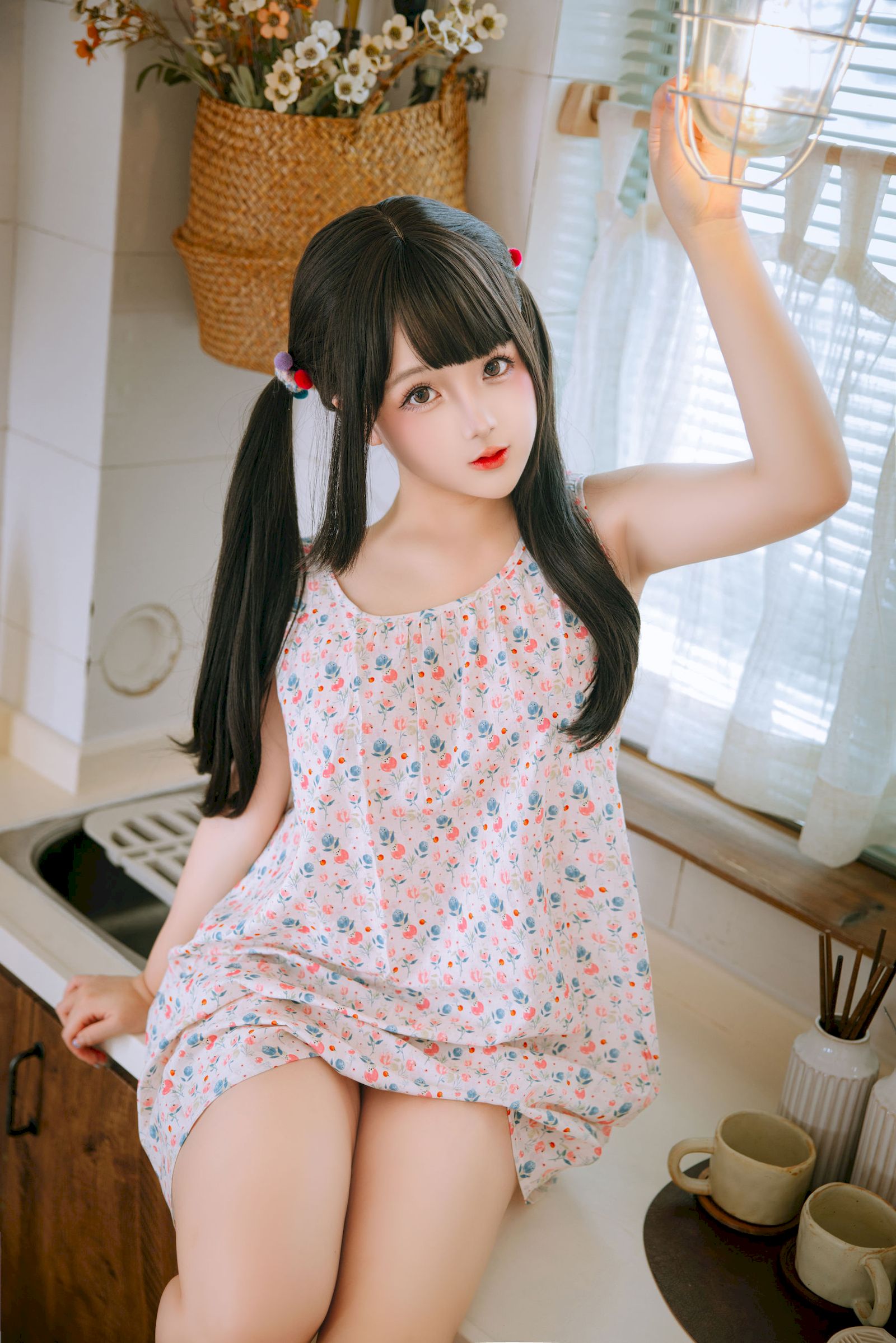日奈娇双马尾碎花吊裙青春甜美裙装美图