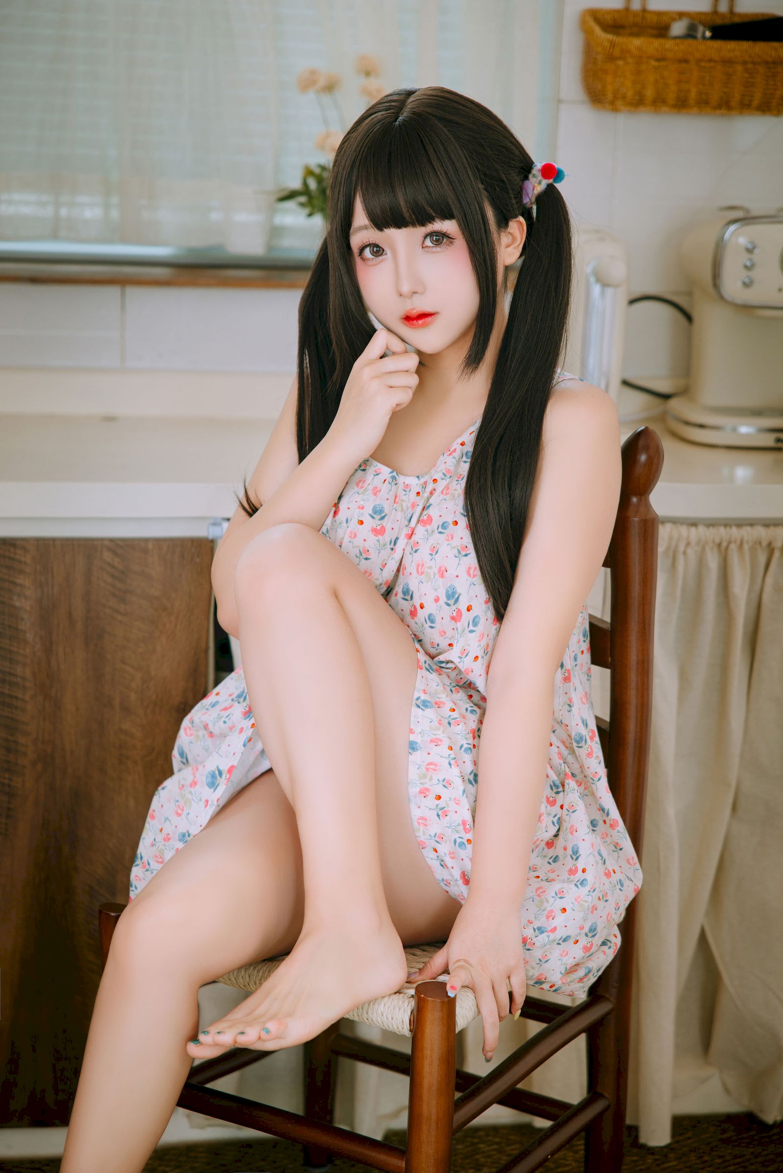 日奈娇双马尾碎花吊裙青春甜美裙装美图