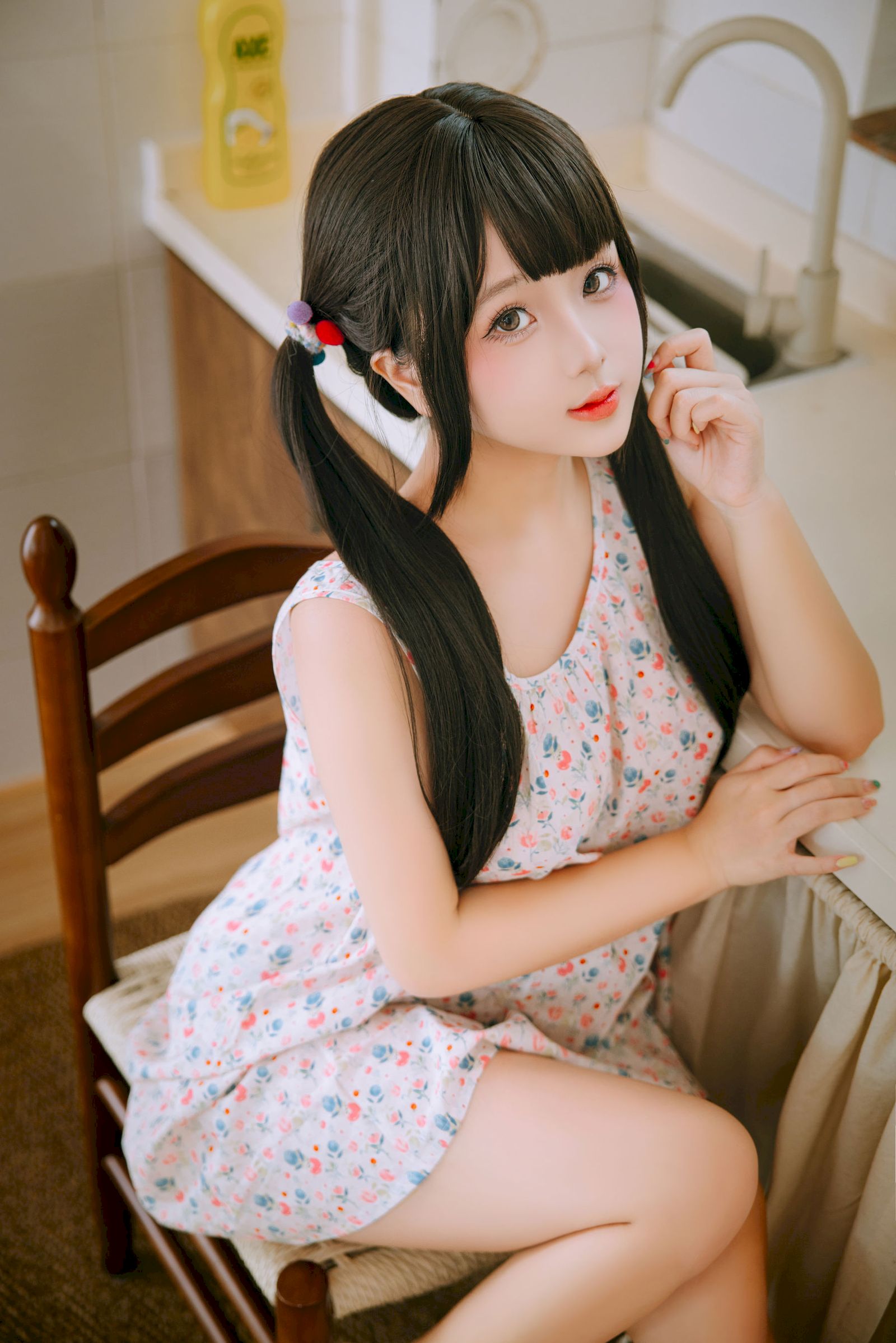 日奈娇双马尾碎花吊裙青春甜美裙装美图