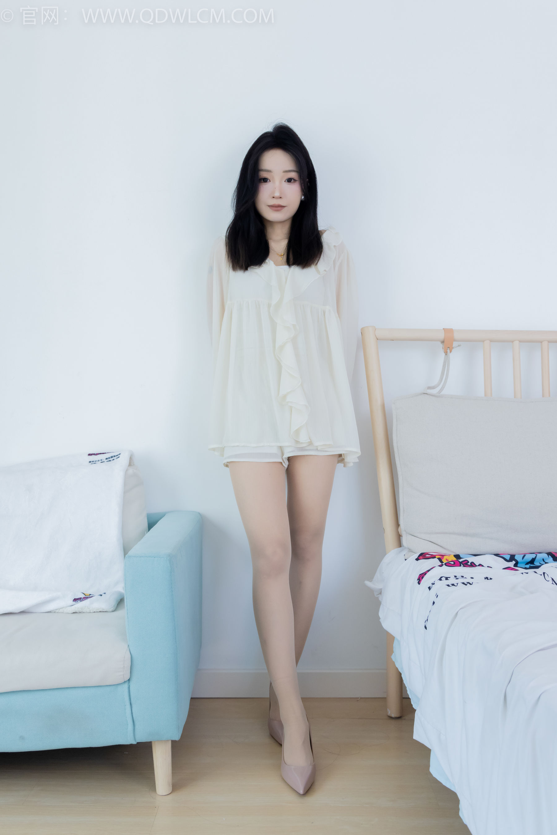 物恋传媒正妹嘟嘟白色蕾丝短裙肉丝美腿居家写真-御萝部落-御萝部落