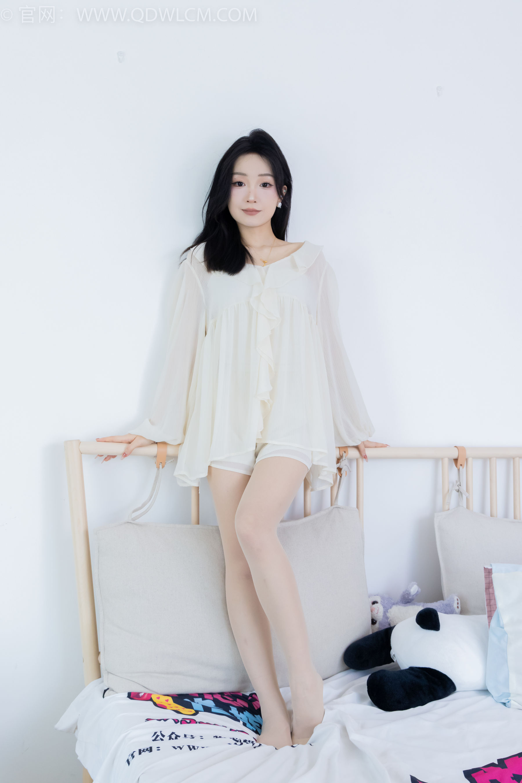 正妹嘟嘟白色蕾丝短裙肉丝美腿居家写真