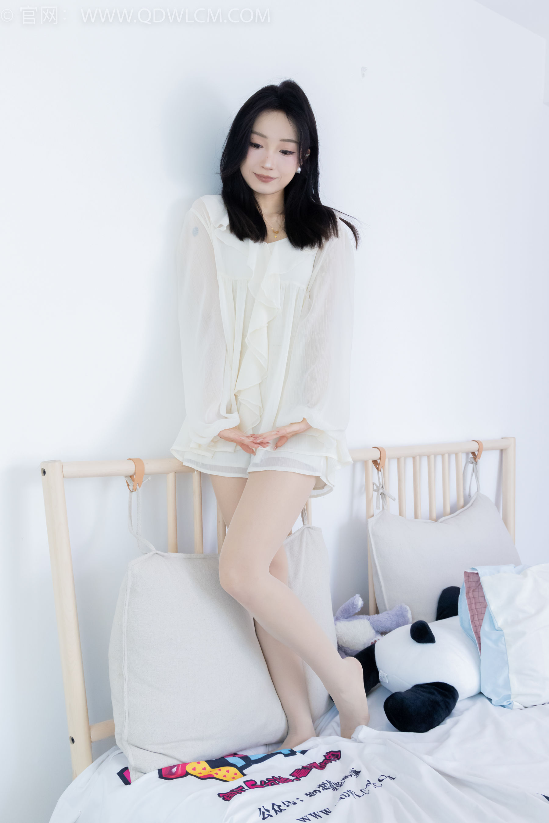 正妹嘟嘟白色蕾丝短裙肉丝美腿居家写真