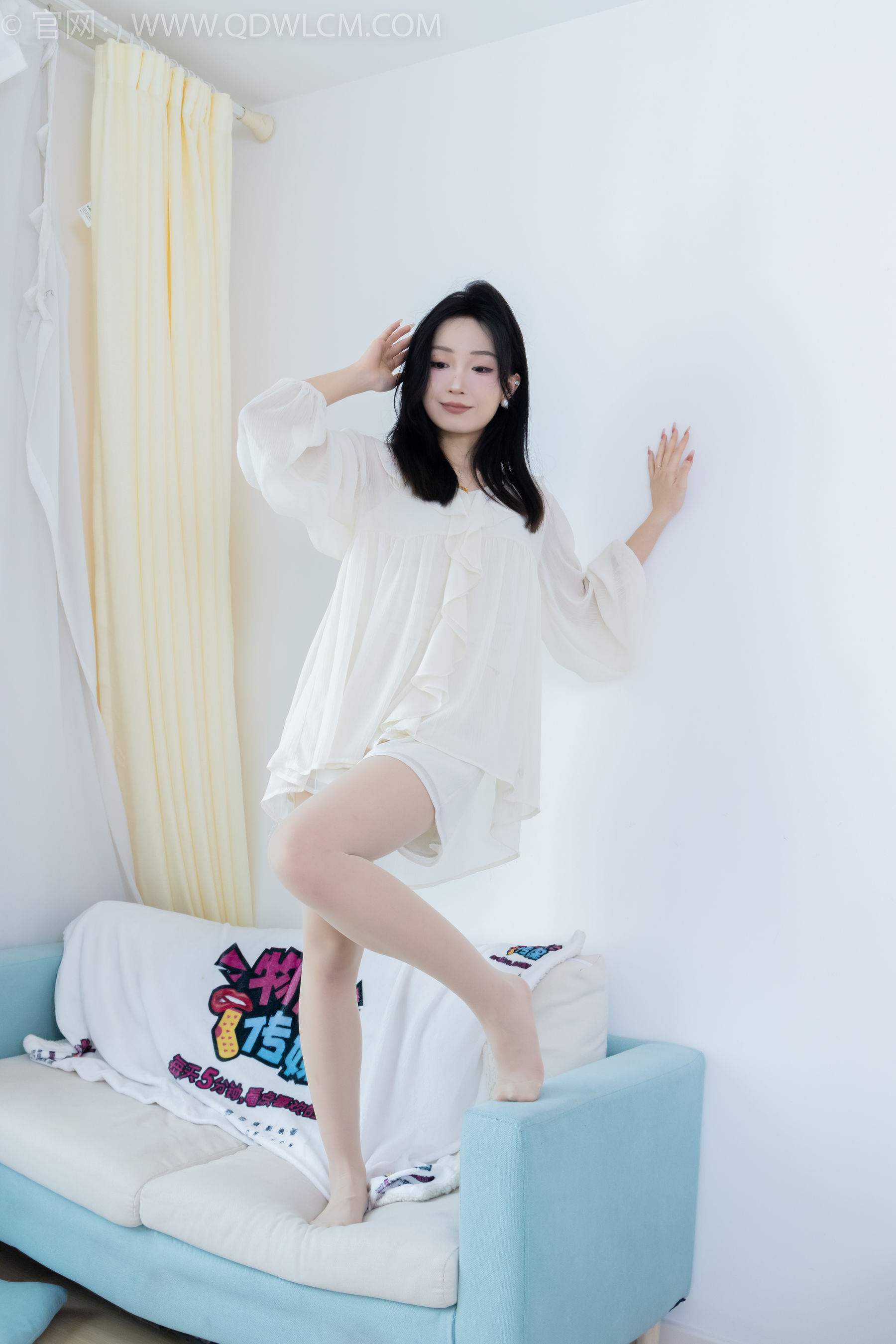 正妹嘟嘟白色蕾丝短裙肉丝美腿居家写真