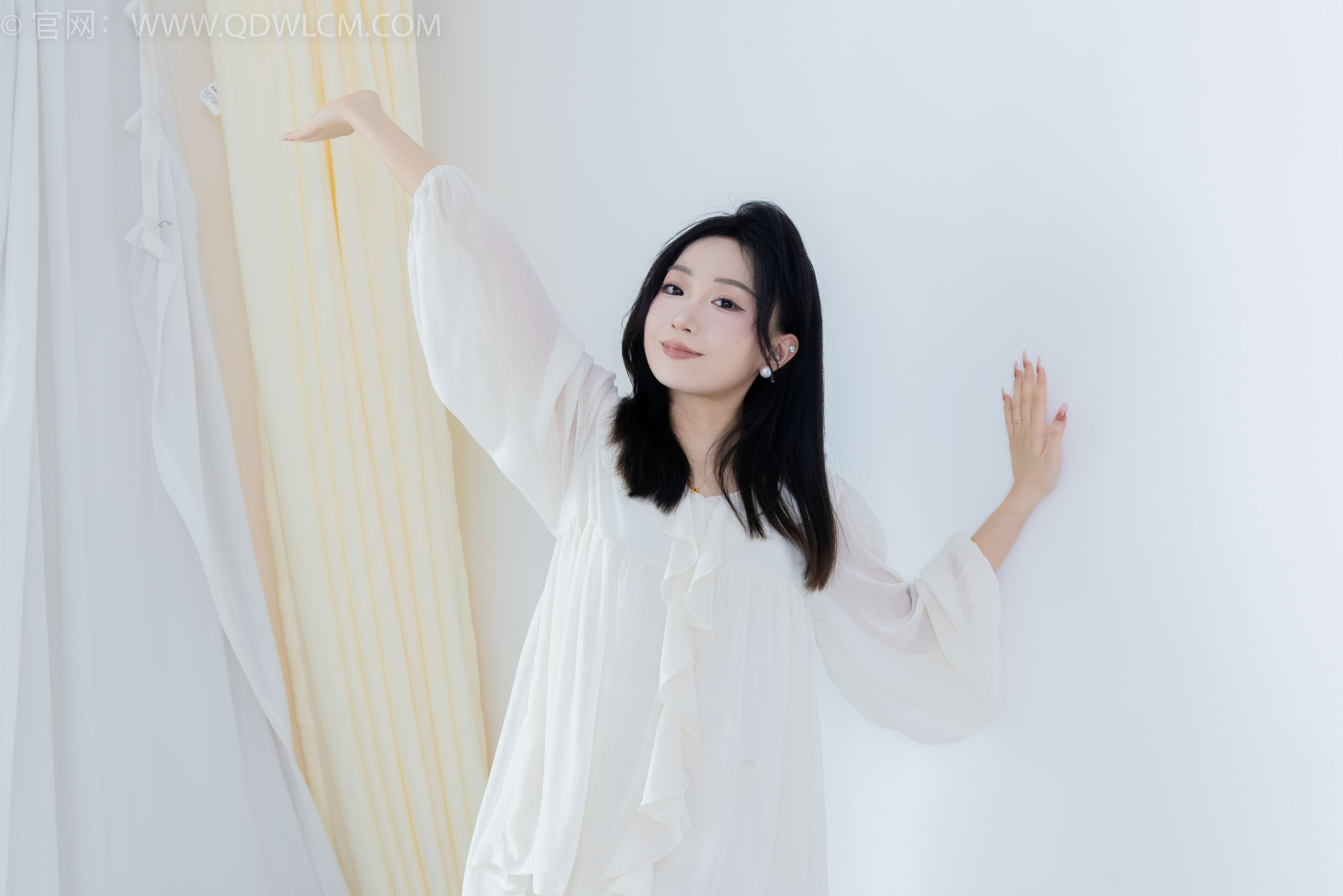正妹嘟嘟白色蕾丝短裙肉丝美腿居家写真