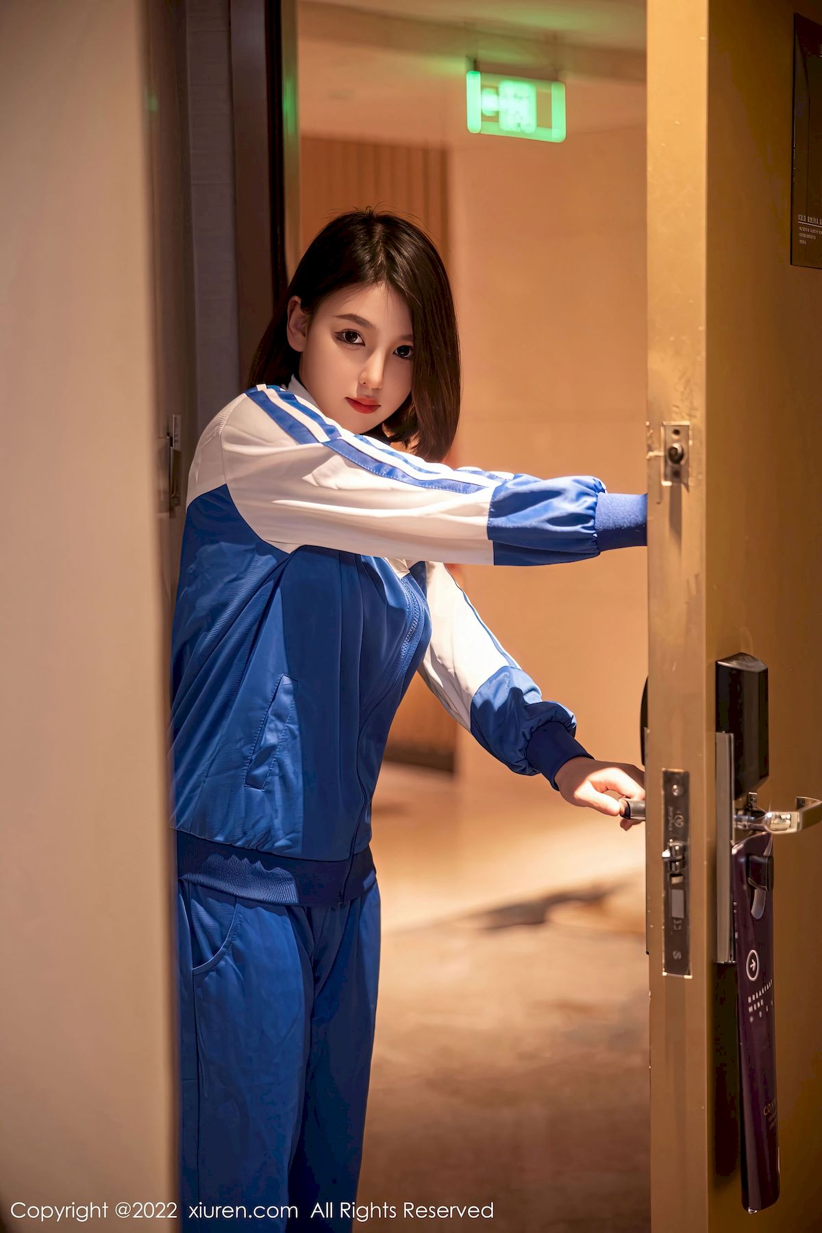 美羊羊样貌清纯白蓝白运动服饰性感写真
