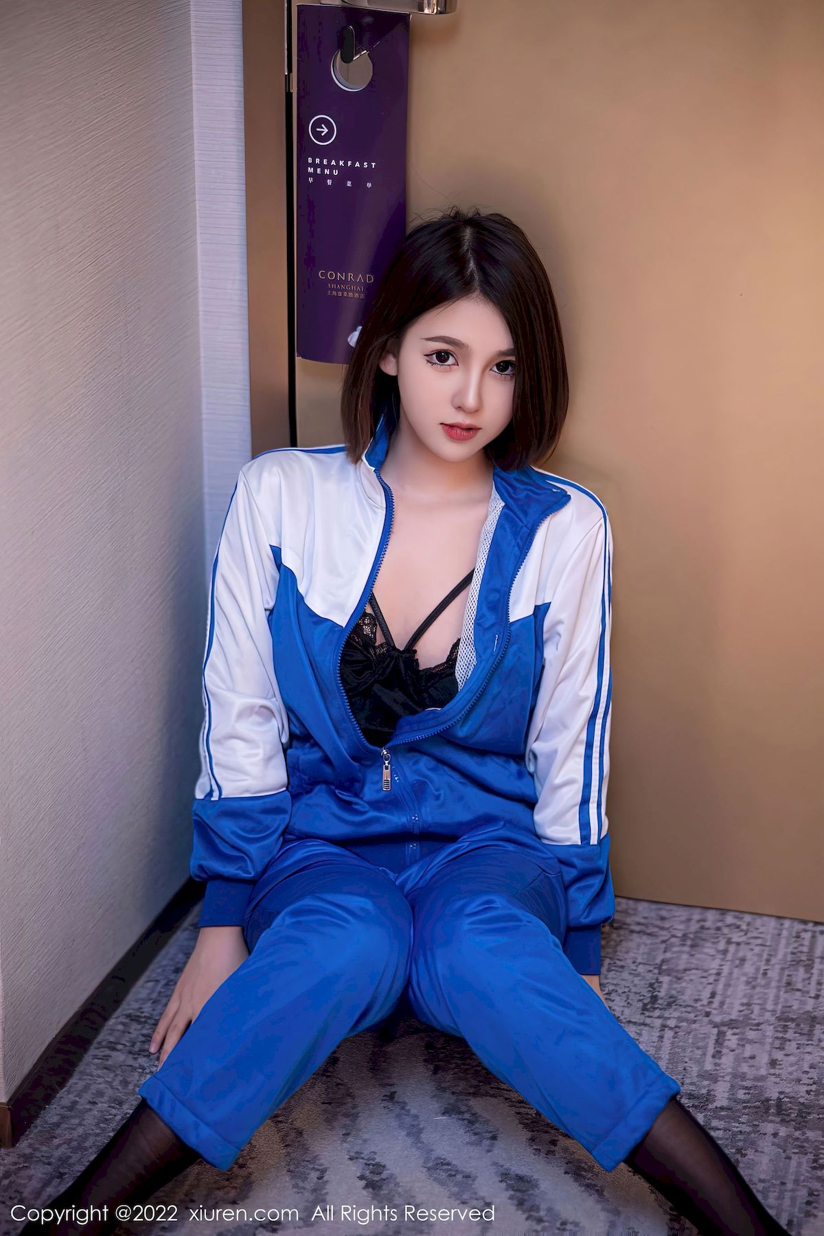 美羊羊样貌清纯白蓝白运动服饰性感写真