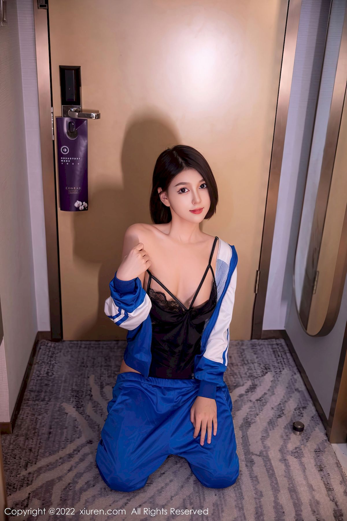 美羊羊样貌清纯白蓝白运动服饰性感写真