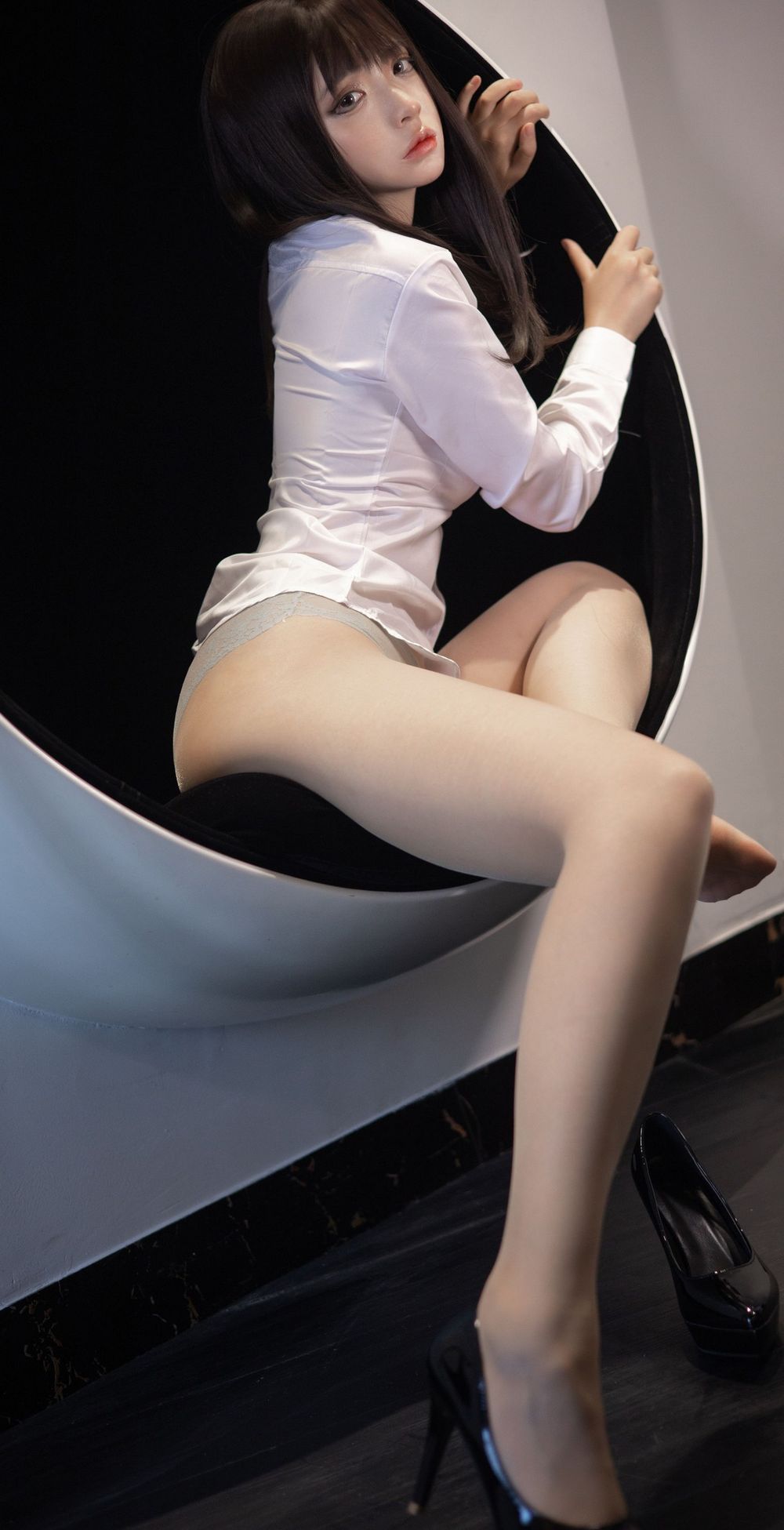 网络美女疯猫ss白衬衫丝袜美腿配长裤职场OL装扮性感写真