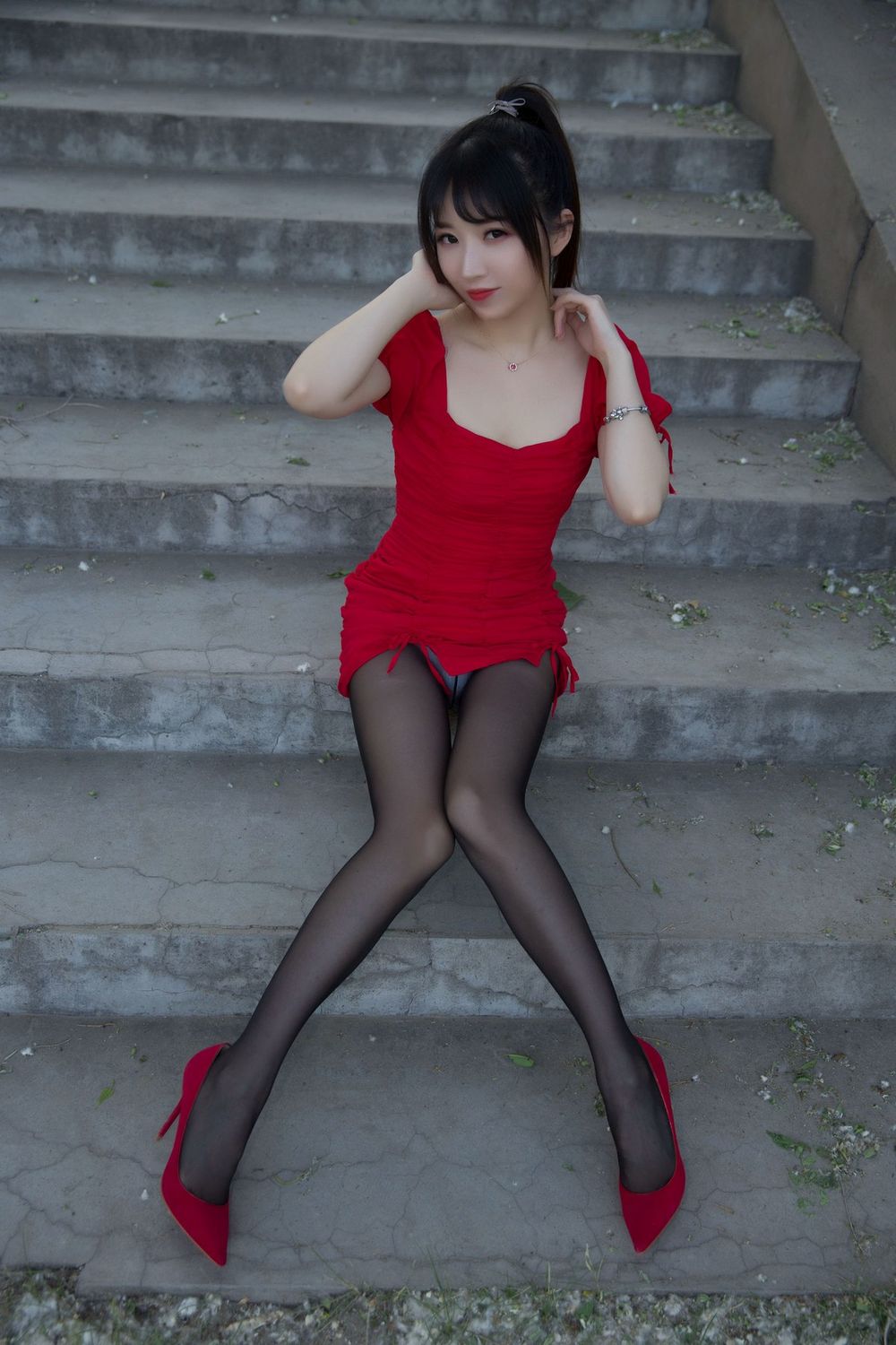 斗鱼主播小女巫露娜黑丝美腿低胸小红裙户外系列性感写真