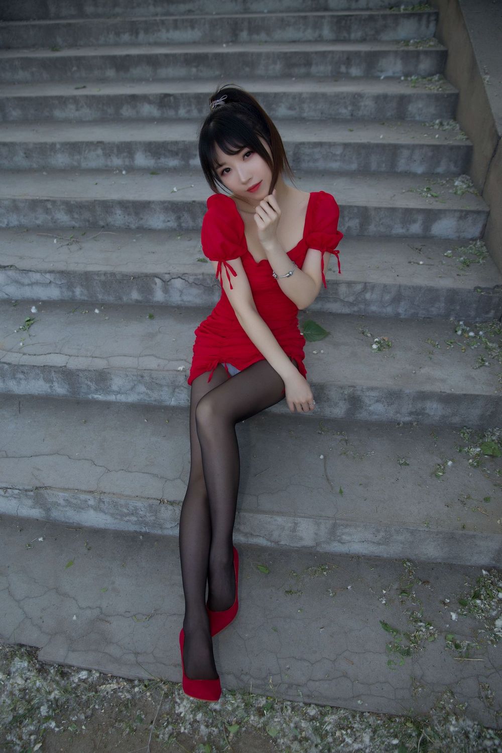 斗鱼主播小女巫露娜黑丝美腿低胸小红裙户外系列性感写真