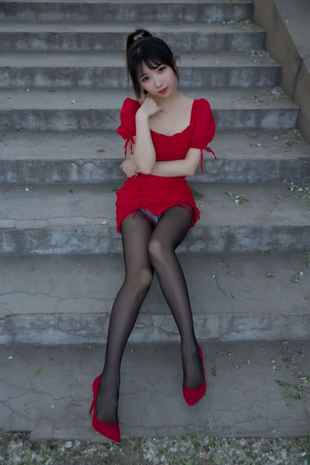 斗鱼主播小女巫露娜黑丝美腿低胸小红裙户外系列性感写真