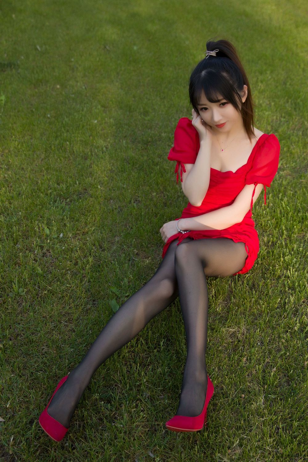 斗鱼主播小女巫露娜黑丝美腿低胸小红裙户外系列性感写真