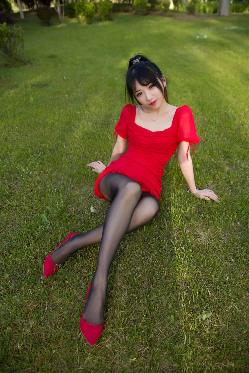 斗鱼主播小女巫露娜黑丝美腿低胸小红裙户外系列性感写真