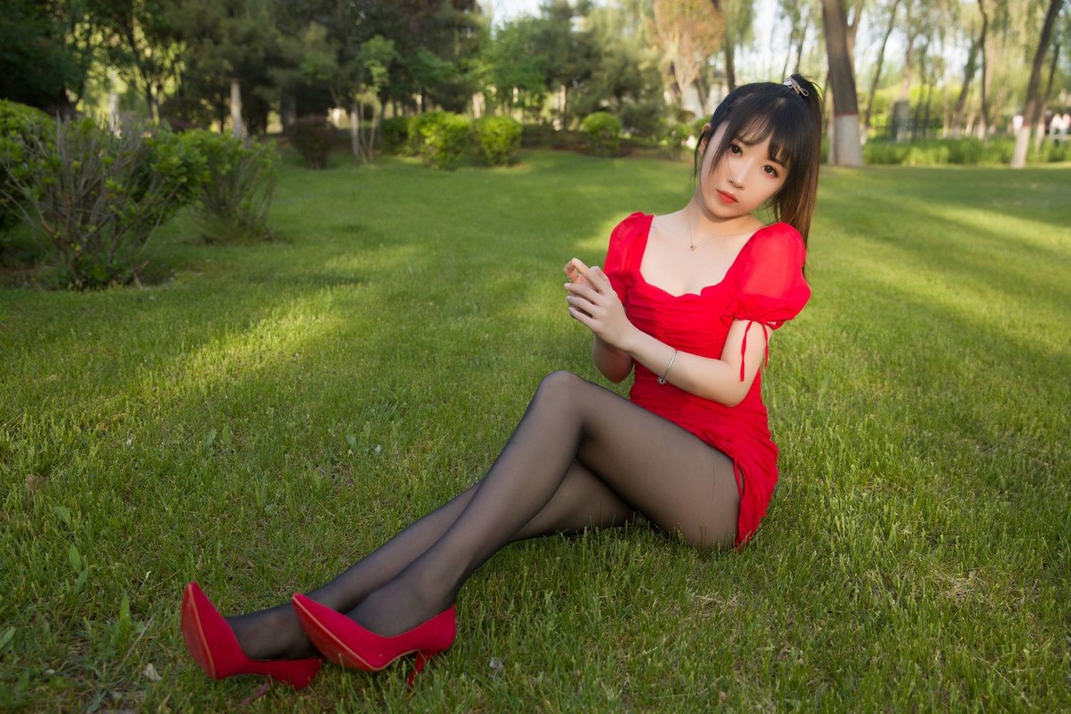 斗鱼主播小女巫露娜黑丝美腿低胸小红裙户外系列性感写真