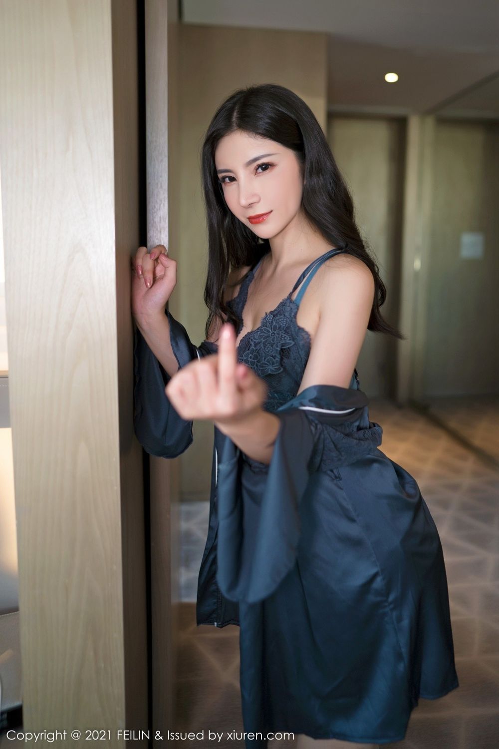 美女模特小蛮妖x灰色精致内衣搭配原色丝袜性感写真