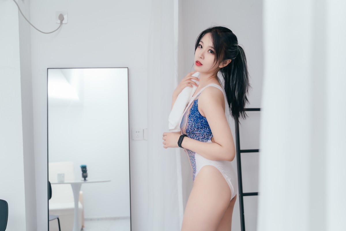 网络美女轩萧学姐连体泳装秀完美身材竞泳主题私房写真
