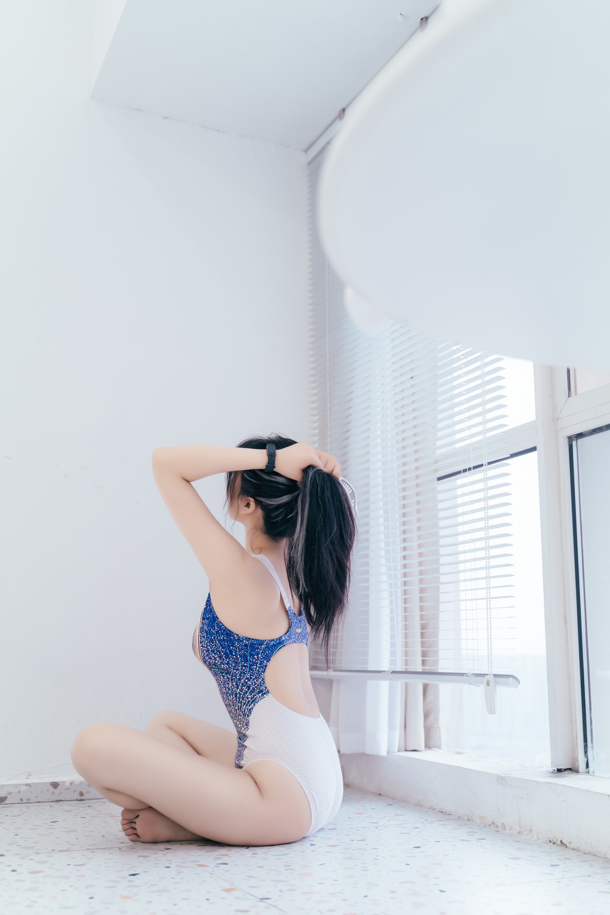 网络美女轩萧学姐连体泳装秀完美身材竞泳主题私房写真
