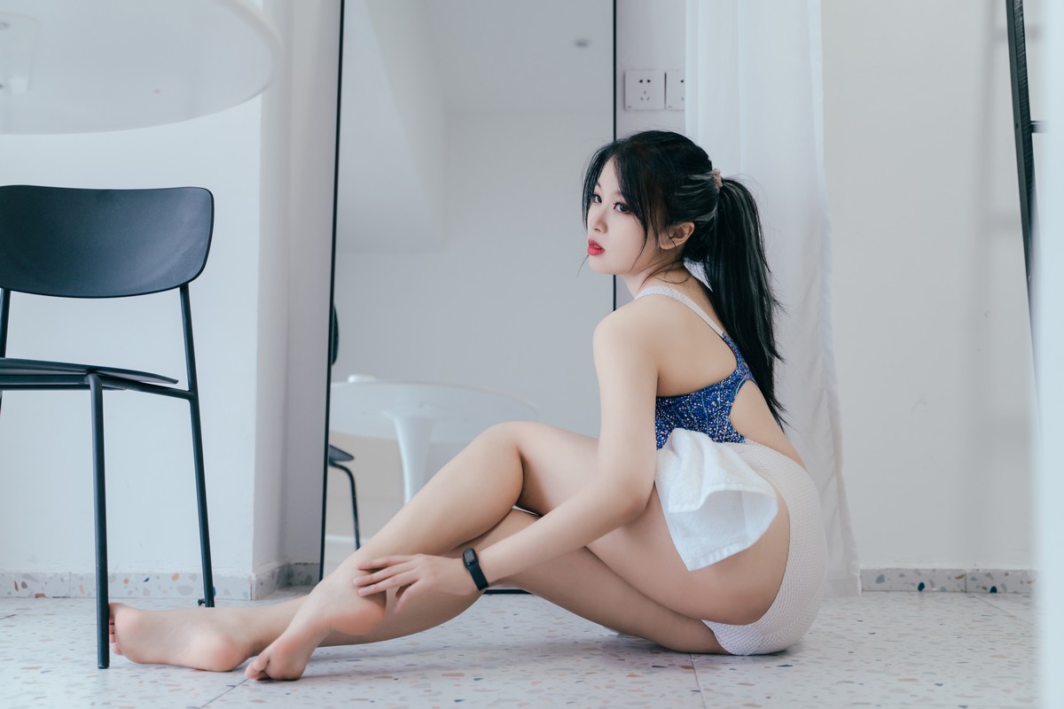 网络美女轩萧学姐连体泳装秀完美身材竞泳主题私房写真