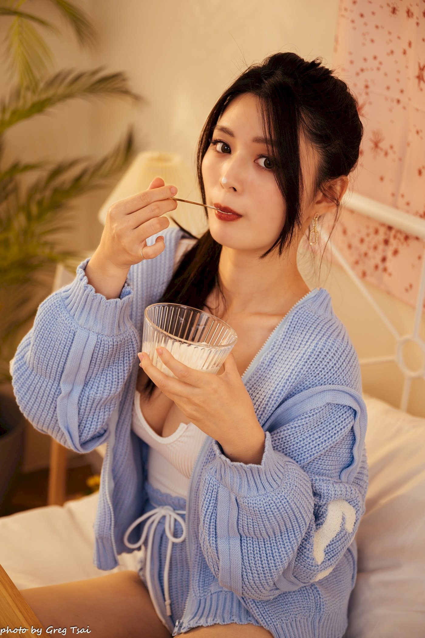 床上美女筱筱修长美腿毛衣外套居家性感写真