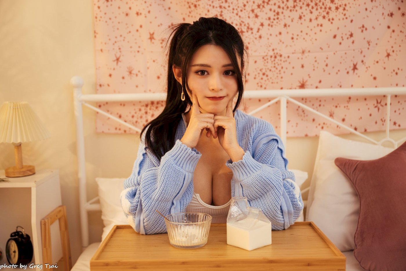 床上美女筱筱修长美腿毛衣外套居家性感写真