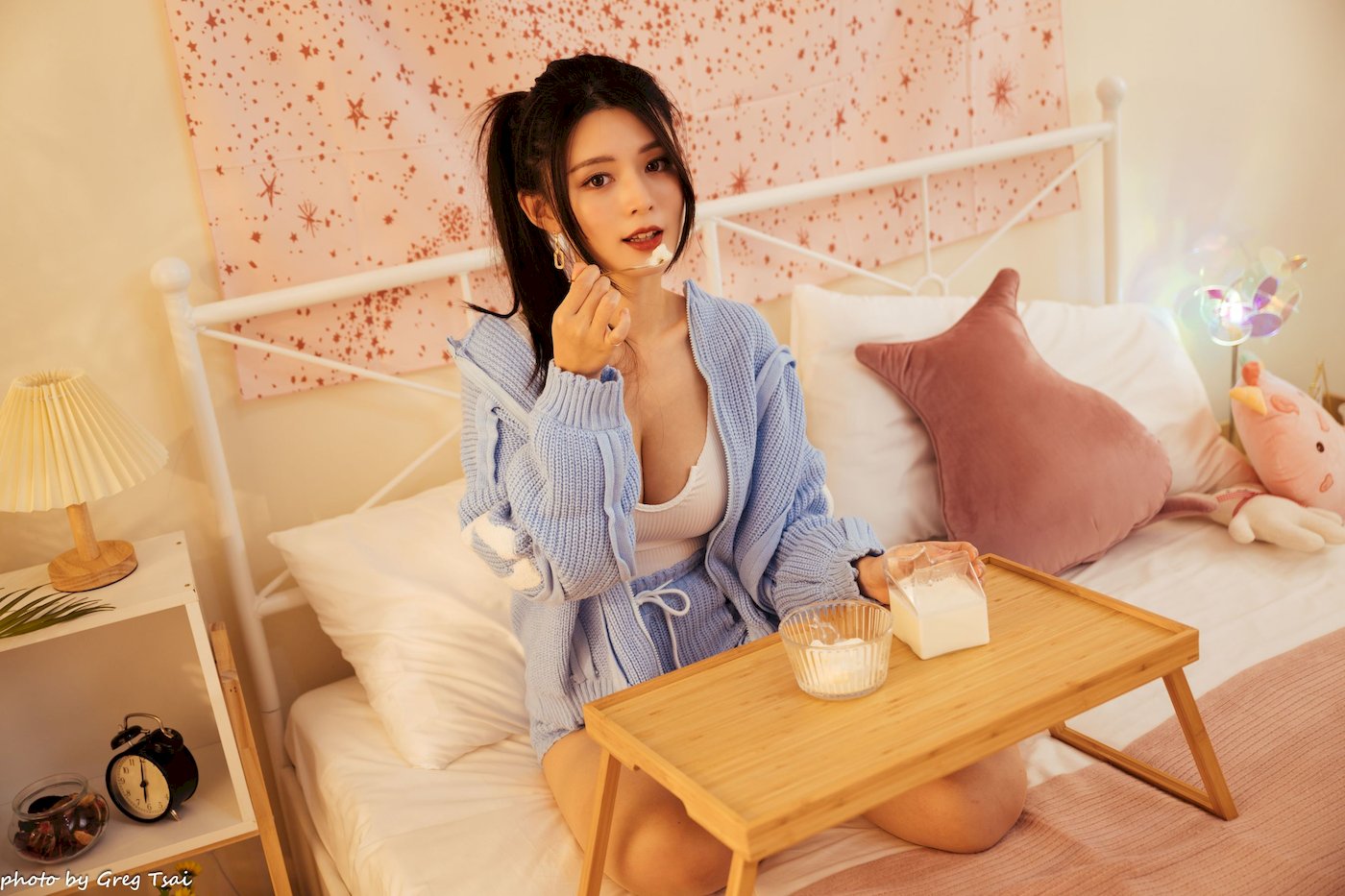 床上美女筱筱修长美腿毛衣外套居家性感写真