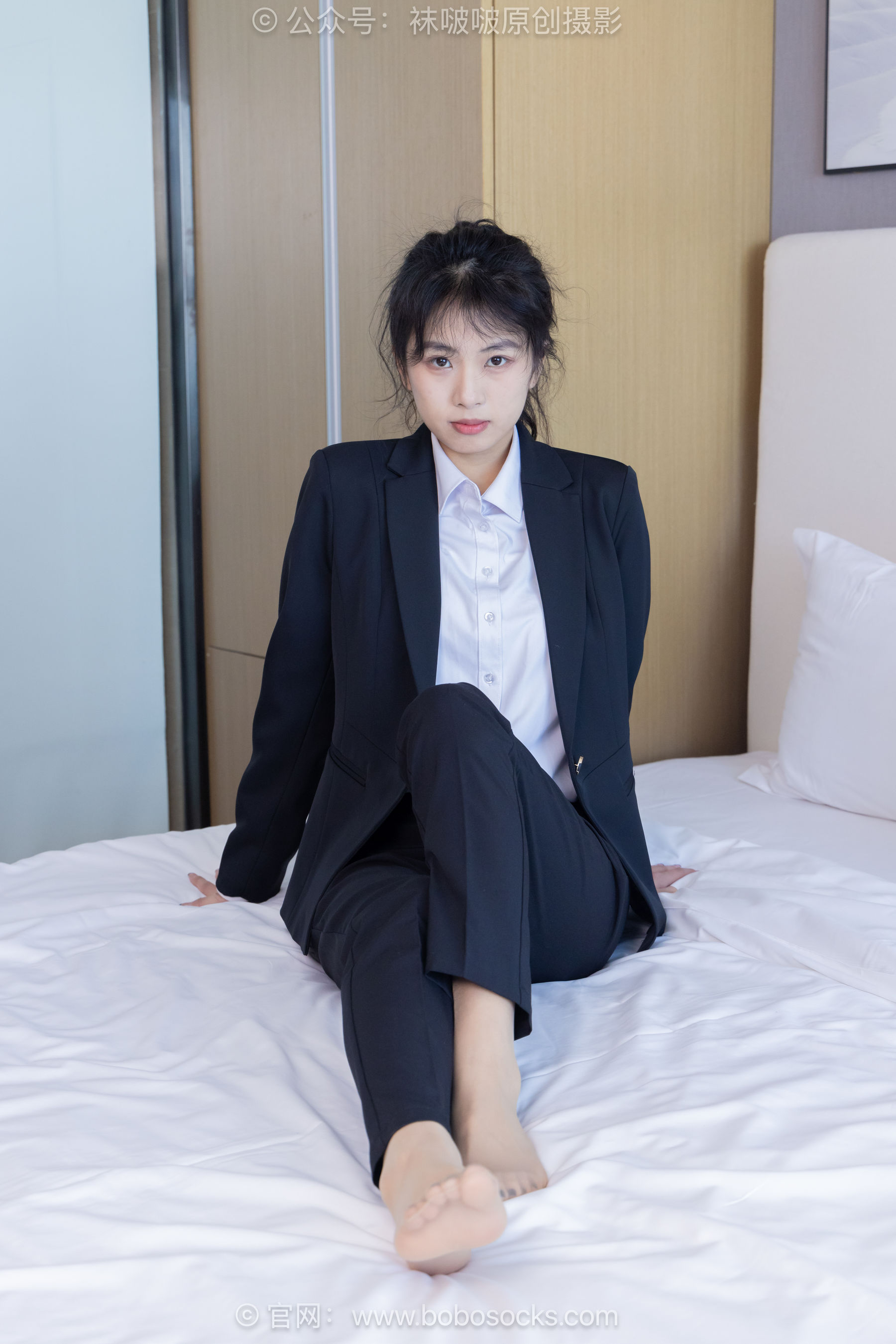 袜啵啵模特奶油白领OL制服裤里丝写真