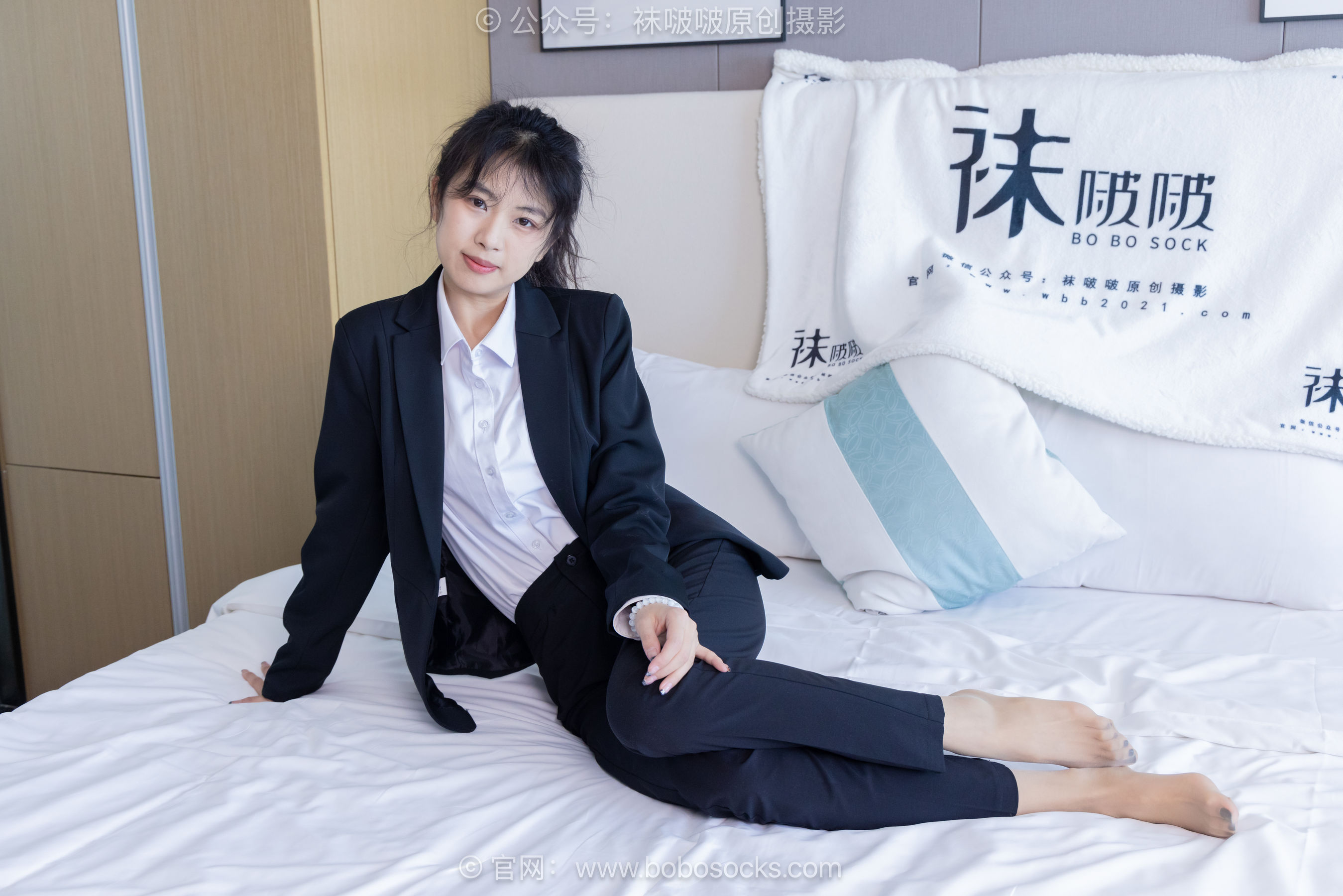 袜啵啵模特奶油白领OL制服裤里丝写真